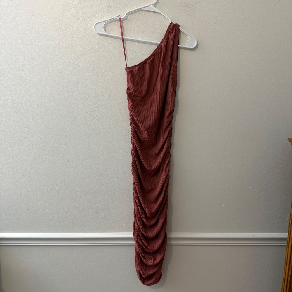 MABLE One Shoulder Ruched Ribbed Midi Dress Rose size m - Picture 7 of 7